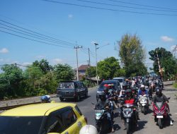 Antrean Kendaraan Mengular 1,6 Kilometer di Jalur Arteri Bandar Kedungmulyo Jombang