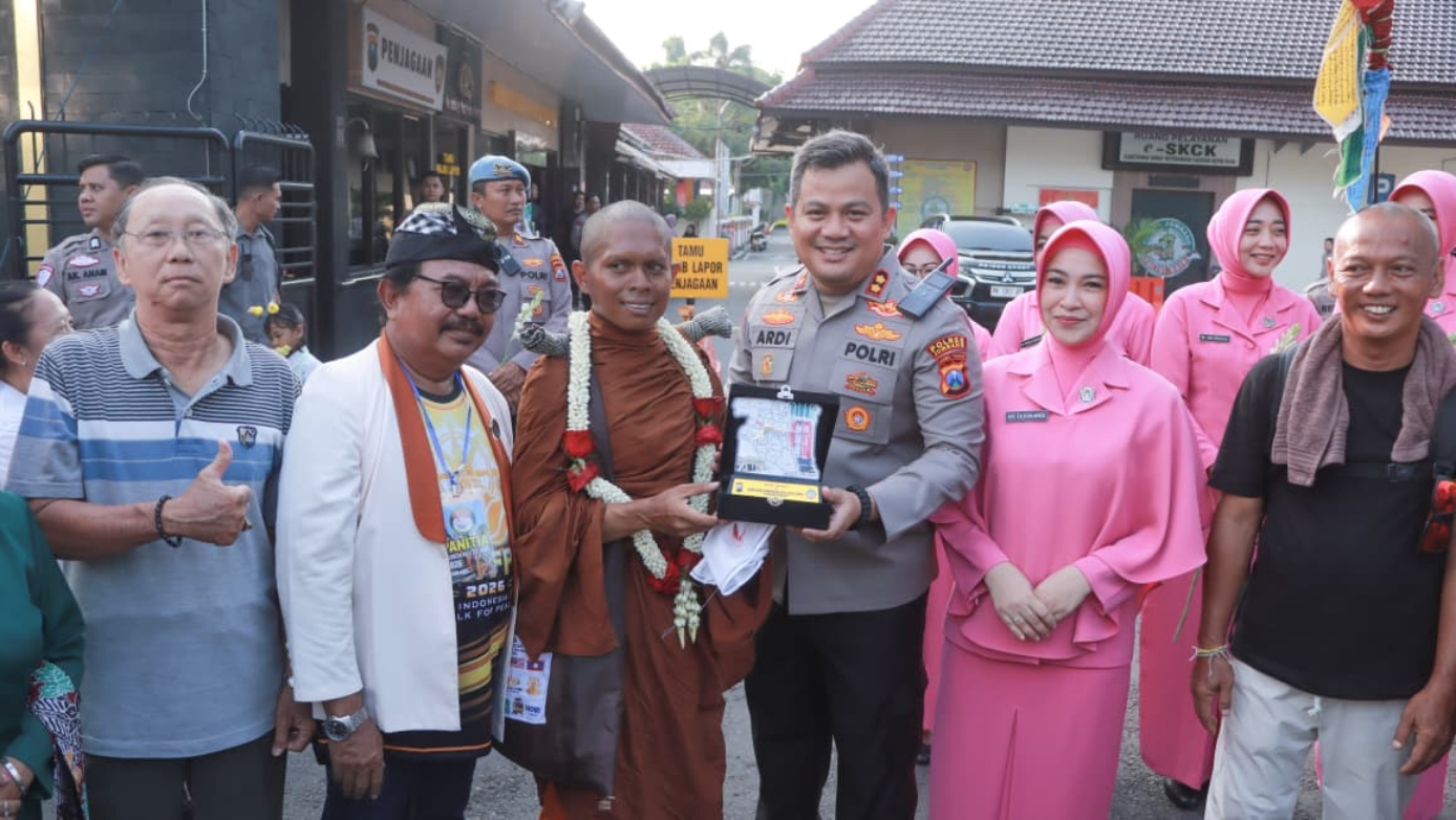 Penyambutan Para Biksu di depan Mapolres Jombang_1