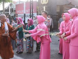 Melintas di Depan Mapolres, Rombongan Biksu Lintas Negara Disambut Hangat Kapolres Jombang