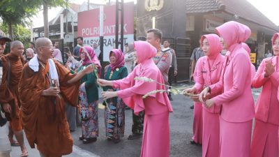 Melintas di Depan Mapolres, Rombongan Biksu Lintas Negara Disambut Hangat Kapolres Jombang