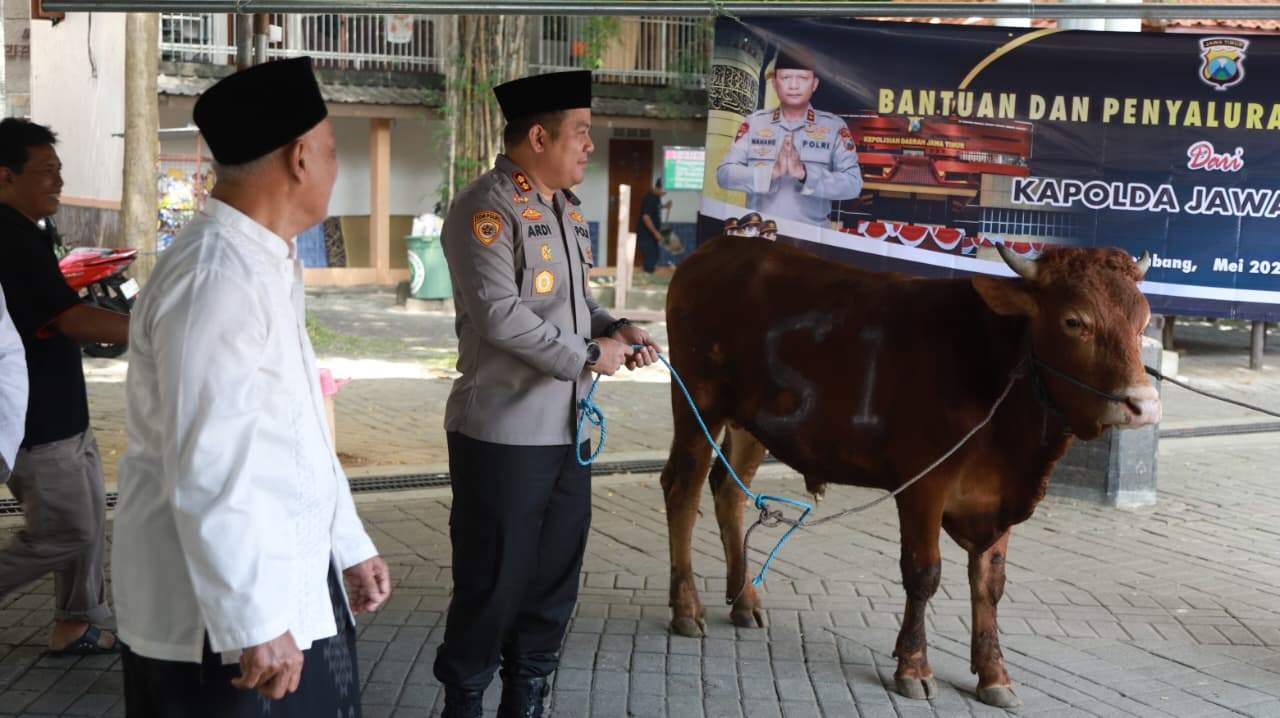 Penyerahan Hewan Qurban dari Kapolda Jatim Untuk Pondok Pesantren