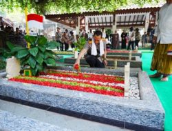 Rangkaian Hari Bhayangkara ke-80, Kapolri Jenderal Listyo Sigit Ziarah ke Makam Gus Dur di Tebuireng Jombang