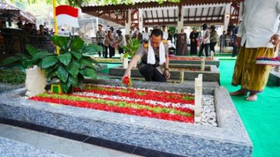 Kapolri Jenderal Listyo Sigit Prabowo melakukan ziarah ke makam Presiden RI ke-4, KH Abdurrahman Wahid (Gus Dur)