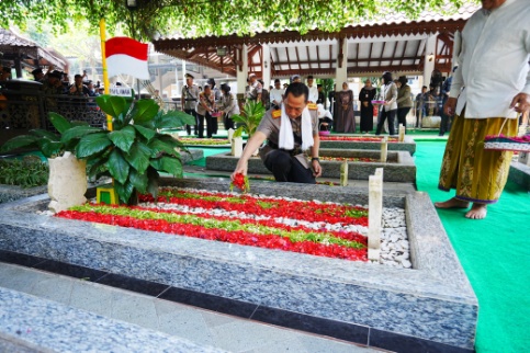 Kapolri Jenderal Listyo Sigit Prabowo melakukan ziarah ke makam Presiden RI ke-4, KH Abdurrahman Wahid (Gus Dur)