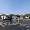 Kurang Konsentrasi, Truk Muatan Biji Plastik Terguling di Jalur Arteri Mojoagung Jombang