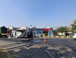 Kurang Konsentrasi, Truk Muatan Biji Plastik Terguling di Jalur Arteri Mojoagung Jombang