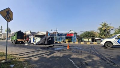 Kurang Konsentrasi, Truk Muatan Biji Plastik Terguling di Jalur Arteri Mojoagung Jombang