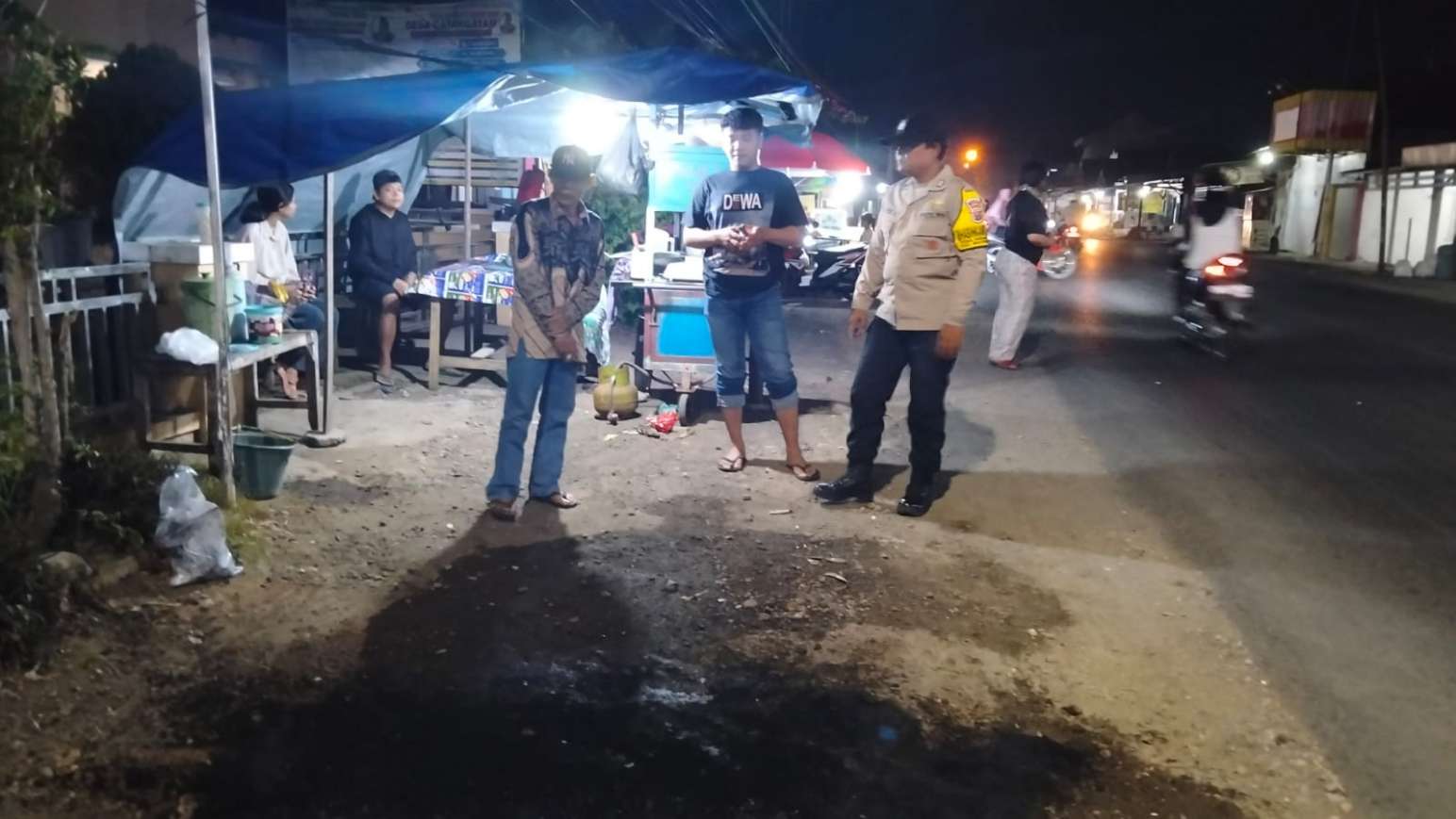 Petugas Polsek Mojowarno Mendatangi Lokasi Kebakaran