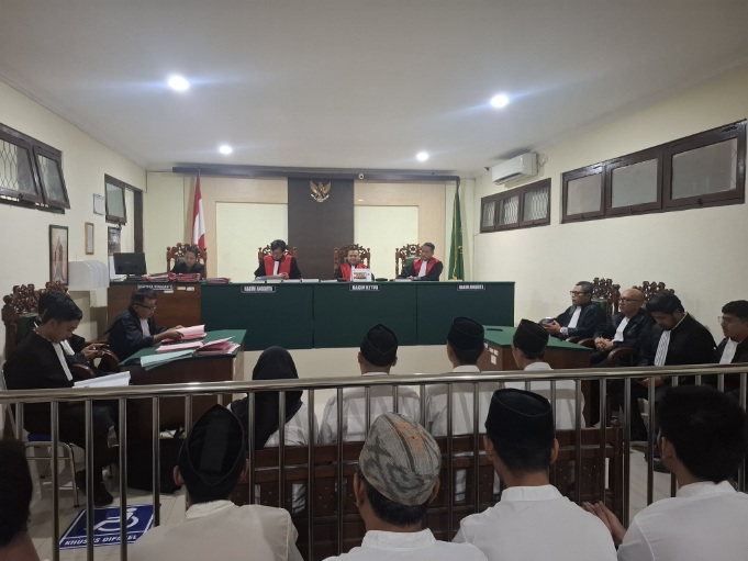 Empat terdakwa kasus greenhouse ganja di Desa Mojongapit saat menjalani Proses Sidang_1