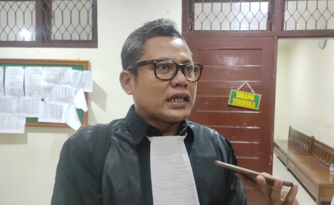 Kuasa HuKum Tiga Terdakwa, Singgih Tomi Gumilang