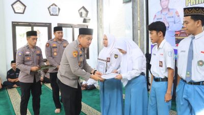 Pemberian beasiswa pendidikan kepada putra-putri Pegawai Negeri pada Polri (PNPP) Polres Jombang yang berprestasi