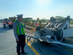 Pecah Ban, Honda Brio Terbalik di Tol Jombang-Mojokerto