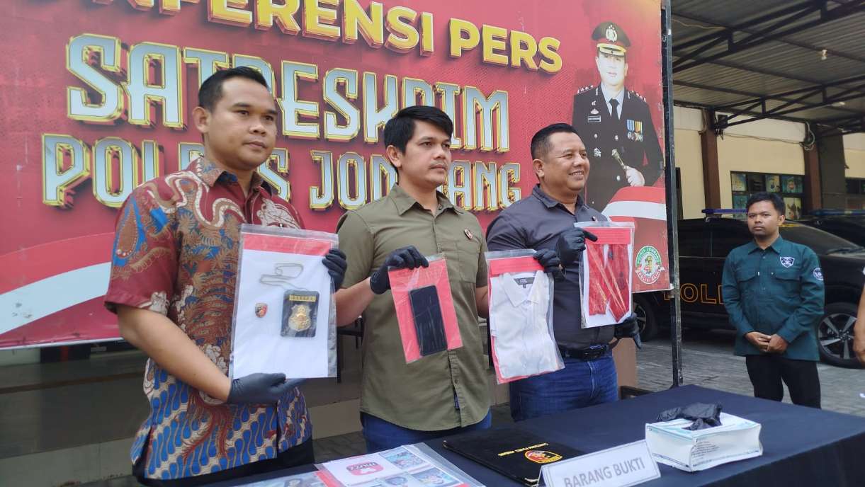AKP Magribi Agung Saputra Saat Persrilis di Halaman Satreskrim Polres Jombang
