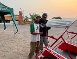 Cak Sandi Kembalikan Senyum Sukarno Lewat Becak Gratis