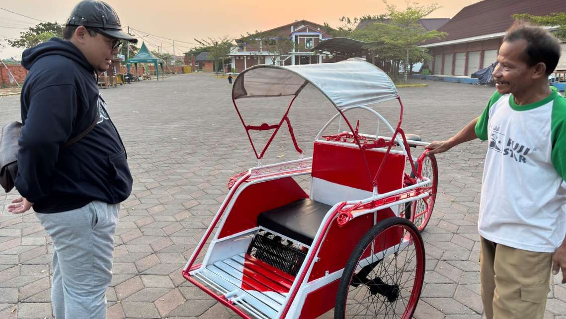 Cak Sandi Berikan Becak Gratis Untuk sukarno