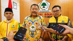 Ketua DPD Partai Golkar Jawa Timur Ali Mufthi (Tengah)