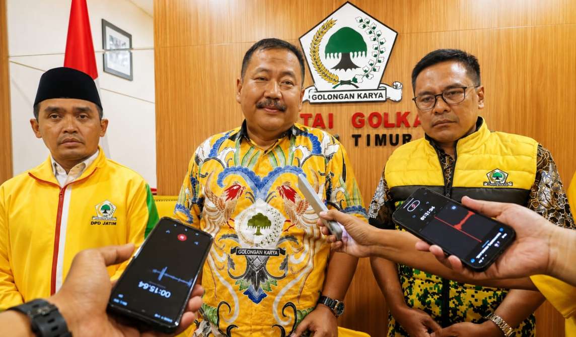 Ketua DPD Partai Golkar Jawa Timur Ali Mufthi (Tengah)