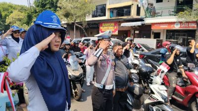 Pengendara Berhenti 5 Menit di Ringin Contong Jombang untuk Hormati Detik-Detik Proklamasi