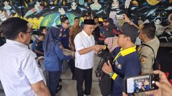 Penyematan Tanda Peserta Relawan Pemadam Kebakaran oleh Anggota DPRD Jatim Sumardi