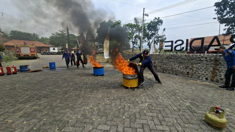 Praktek Lapangan Relawan Pemadam Kebakaran