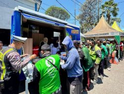 Satlantas Polrestabes Surabaya Gelar Dapur Gratis untuk Pejuang Jalanan