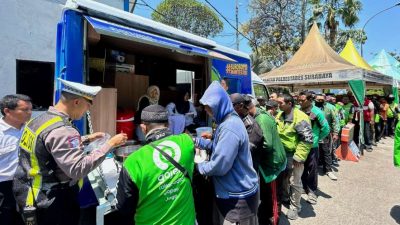 Satlantas Polrestabes Surabaya Gelar Dapur Gratis untuk Pejuang Jalanan_1