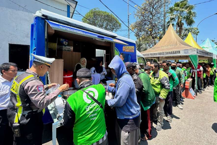 Satlantas Polrestabes Surabaya Gelar Dapur Gratis untuk Pejuang Jalanan_1