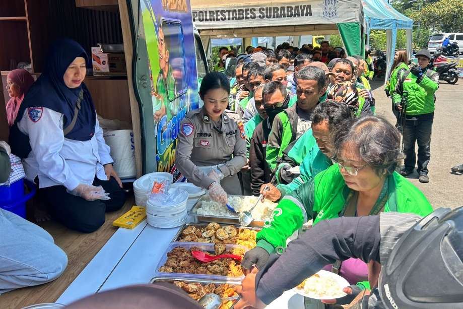 Satlantas Polrestabes Surabaya Gelar Dapur Gratis untuk Pejuang Jalanan_1_1