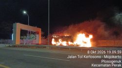 Truk Muatan Wortel terbakar di Tol