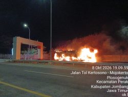 Truk Bermuatan 20 Ton Wortel Ludes Terbakar di Tol Jombang-Mojokerto