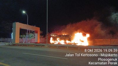 Truk Bermuatan 20 Ton Wortel Ludes Terbakar di Tol Jombang-Mojokerto
