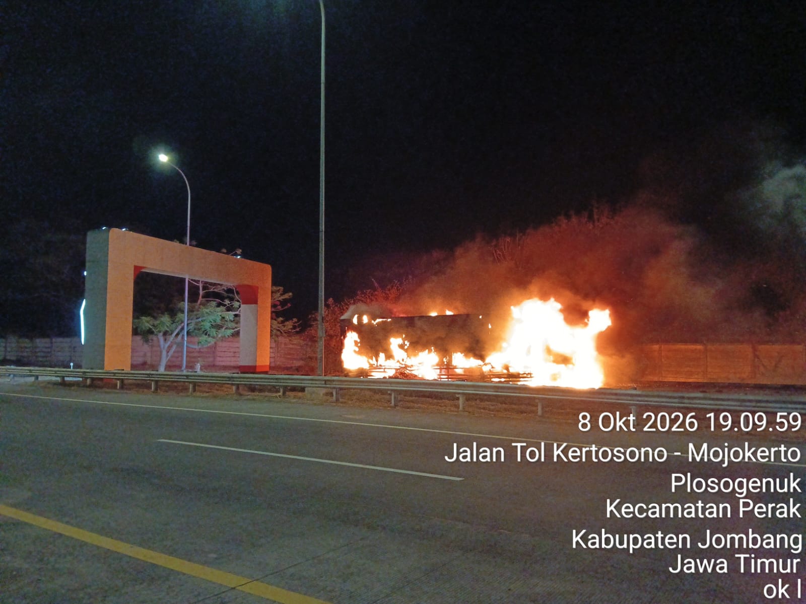 Truk Muatan Wortel terbakar di Tol