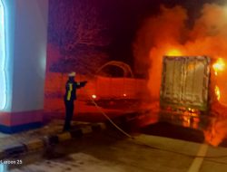 Kampas Rem Panas Diduga Picu Truk Bermuatan 20 Ton Wortel Terbakar di Tol Jombang