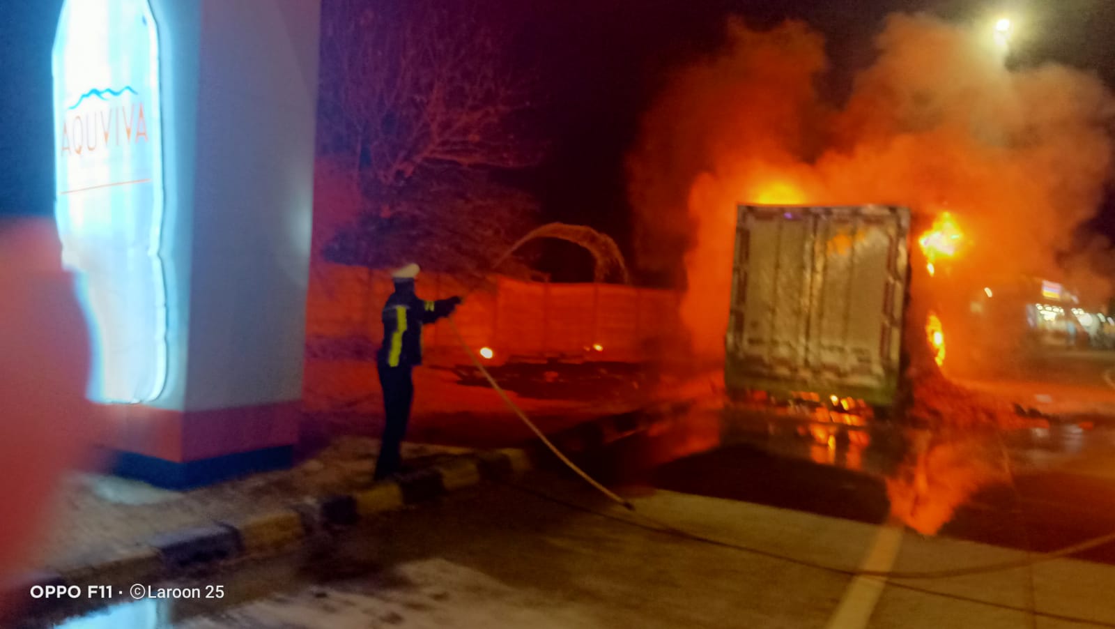 Proses Pemadaman Truk Muatan yang terbakar di Tol Jombang